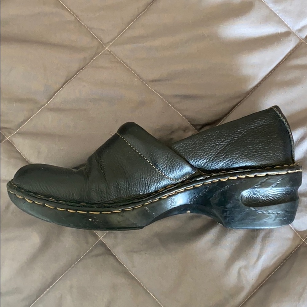 Sonoma Lifestyles black/blue leather clogs